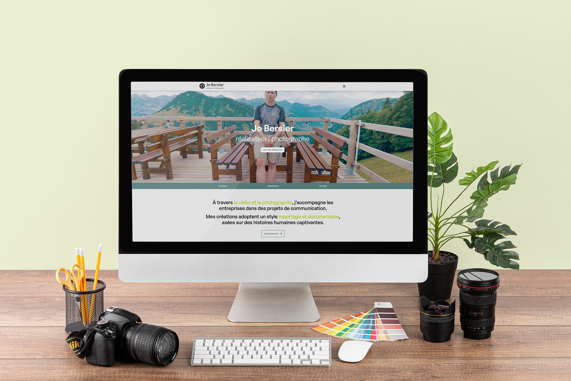 projet_web_design_jo_bersier_spring bureau avec matériel photographique et ordinateur ouvert sur le site web de Jo Bersier